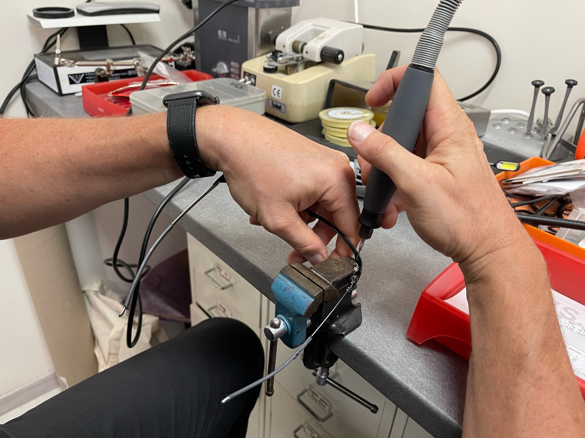Un opticien effectue la réparation d'une monture