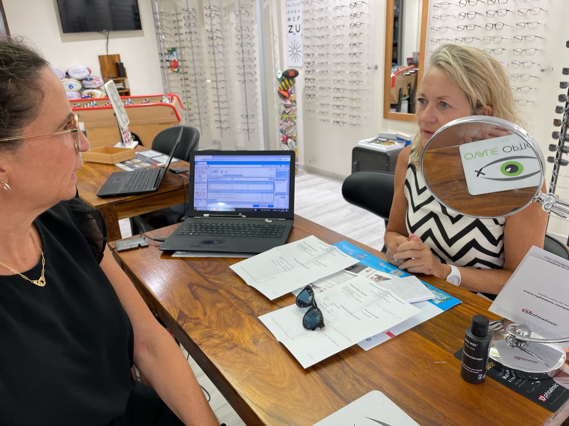 Une opticienne questionne une cliente sur son besoin