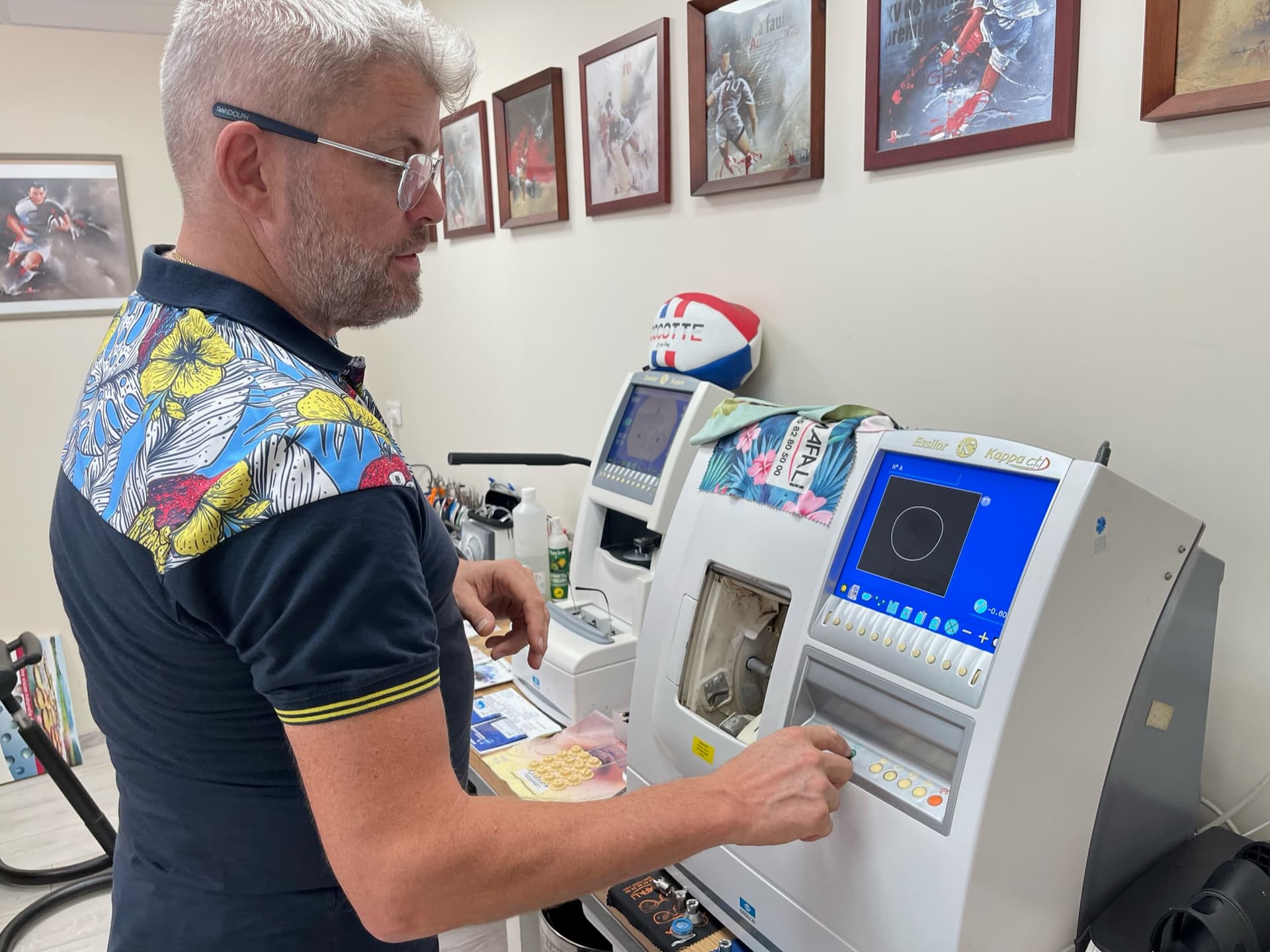 Un opticien utilise une machine qui façonne les verres